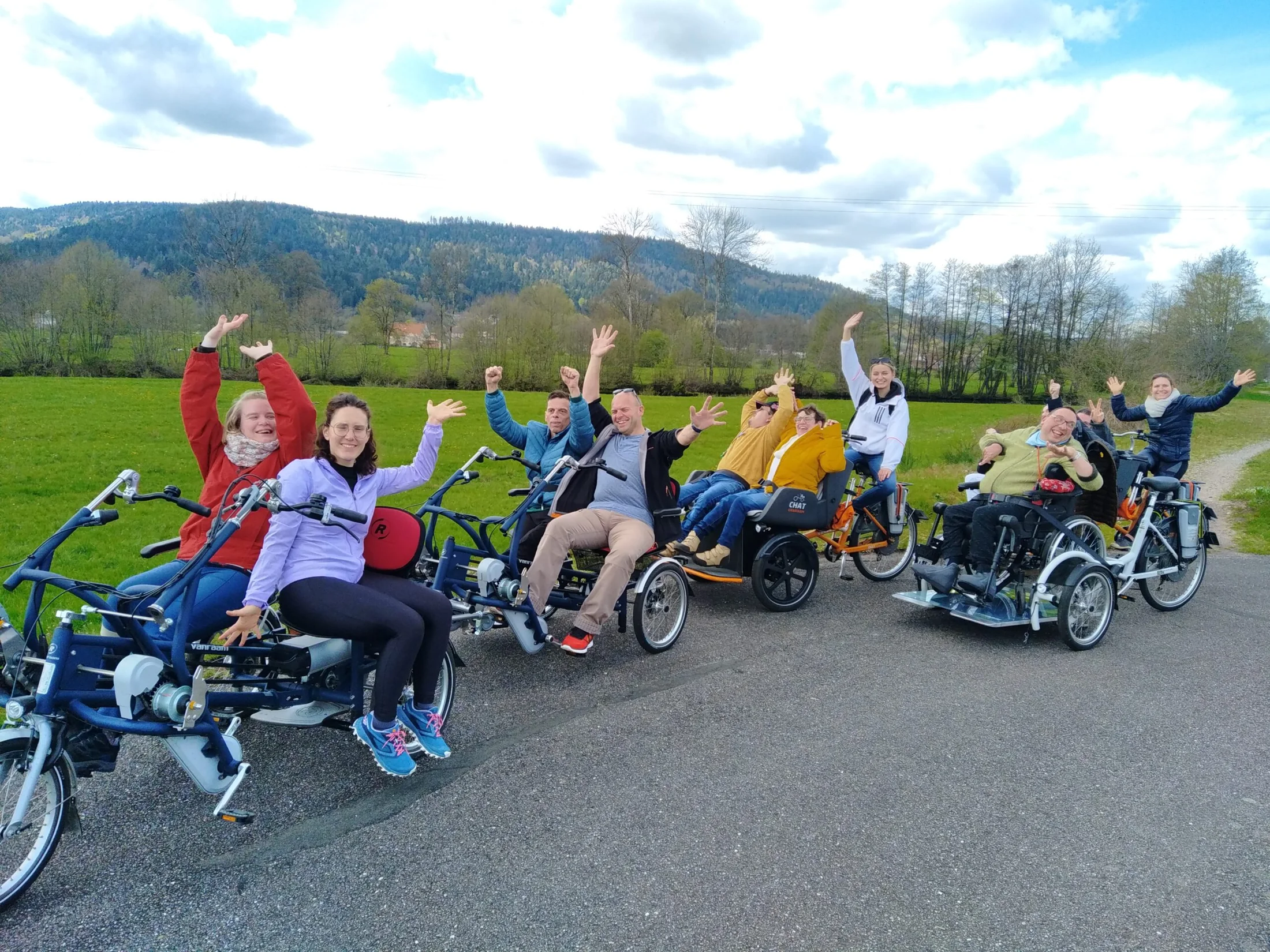 Animation vélo adapté en groupe, avril 2023 : Fun 2 Go, Chat et vélo fauteuil devant la forêt vosgienne